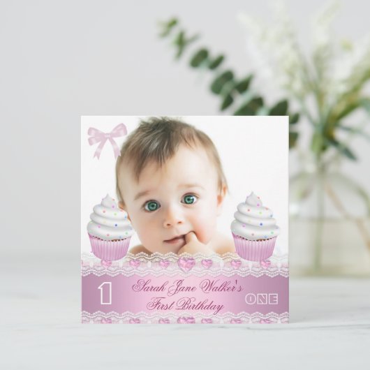 第1誕生日第1女子ホワイトピンクカップケーキベビー3 招待状 (スタンド正面)