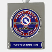 第1部隊支援コマンド砂漠の嵐退役軍人 シルバープレートバナーオーナメント (正面)