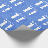 第1青い誕生日の名前をカスタムするおよび男の子のための白 ラッピングペーパー (角)