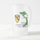 第1騎兵隊のベトナムによって曇らされるマグ フロストグラスビールジョッキ (正面右)