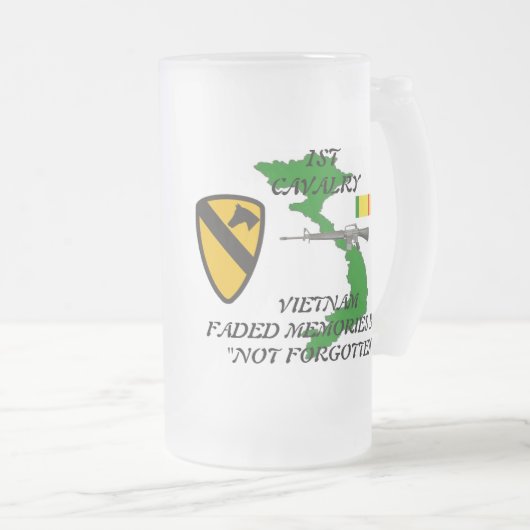 第1騎兵隊のベトナムによって曇らされるマグ フロストグラスビールジョッキ (正面右)