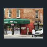 第10回マンハッタンのデリ ポストカード<br><div class="desc">多くの人々は、多くのレストラン、劇場、文化活動と都市の興奮を愛している。あなたもしは、これらの人々の一つであるか、誰か知っている、マンハッタンで緑のオーニングを持つデリのこのデザイン魅力的は、完璧な選択になるだろう。</div>