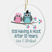 第10記念日のパーソナライズなフクロウはギフトをつなぎます セラミックオーナメント (左)