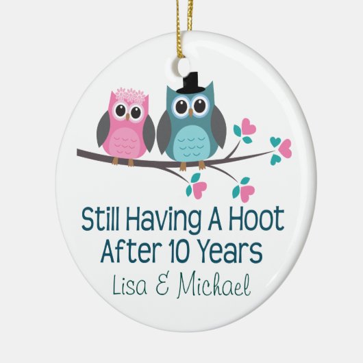 第10記念日のパーソナライズなフクロウはギフトをつなぎます セラミックオーナメント (左)