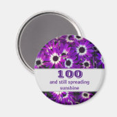 第100誕生日紫色の花のマイルストーンお祝い マグネット (正面/裏面)