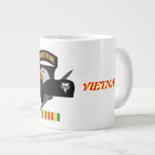 第101空挺偵察ベトナムジャンボマグ ジャンボコーヒーマグカップ (正面右)