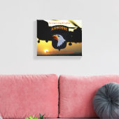 第101空挺叫びイーグルズ退役軍人車 キャンバスプリント (インサイチュ (リビング))