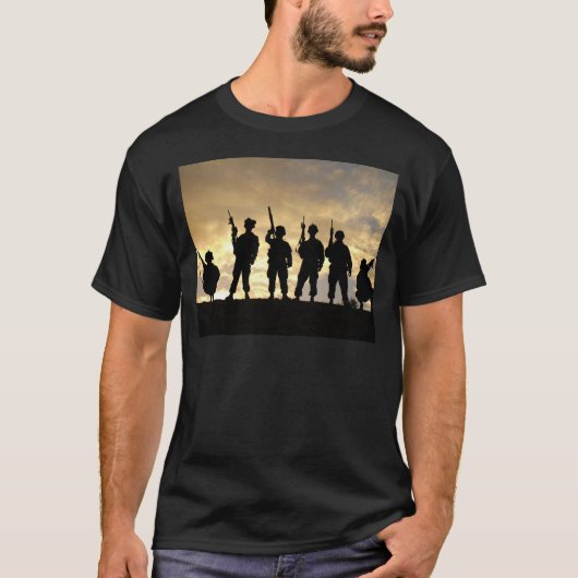 第101空挺師団の兵士のシルエット Tシャツ (正面)