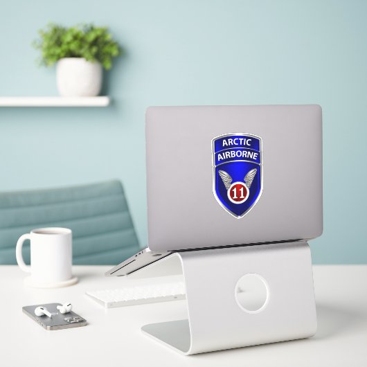 第11空挺師団 シール (デスク上のノートパソコン)