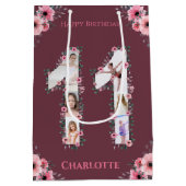 第11誕生日の少女フォトコラージピンクフラワー ミディアムペーパーバッグ (裏面)