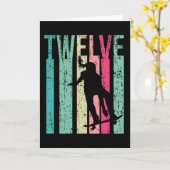 第12誕生日スケートガールスケートボードスケートで滑る12 カード (黄色い花)