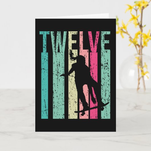 第12誕生日スケートガールスケートボードスケートで滑る12 カード (黄色い花)