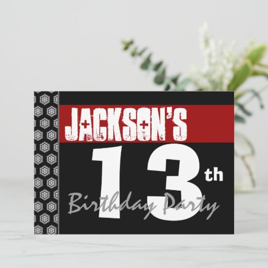 第13男の子の赤く白い黒Y118のための誕生日のモダン 招待状 (スタンド正面)