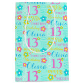 第13誕生日の水のティール(緑がかった色)のピンクの名前をカスタムするのギフトバッグ ミディアムペーパーバッグ (正面)