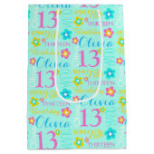 第13誕生日の水のティール(緑がかった色)のピンクの名前をカスタムするのギフトバッグ ミディアムペーパーバッグ (裏面)