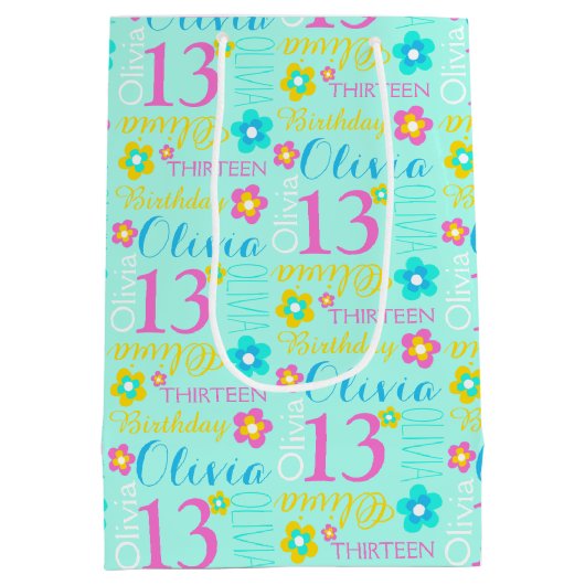第13誕生日の水のティール（緑がかった色）のピンクの名前をカスタムするのギフトバッグ ミディアムペーパーバッグ (裏面)