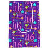 第16誕生日紫ピンクイエローアクア名前をカスタムする ミディアムペーパーバッグ (裏面)