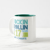 第17記念日のパーソナライズなマグのギフト ツートーンマグカップ (正面左)