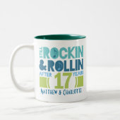 第17記念日のパーソナライズなマグのギフト ツートーンマグカップ (左)