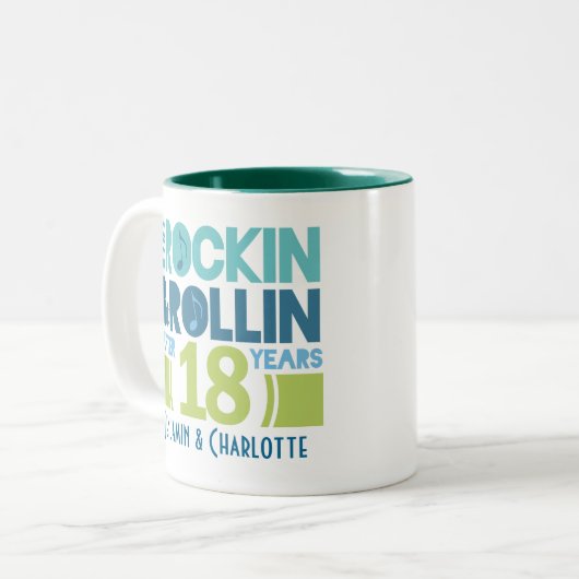 第18記念日のパーソナライズなマグのギフト ツートーンマグカップ (正面左)