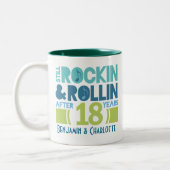第18記念日のパーソナライズなマグのギフト ツートーンマグカップ (左)