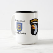 第1 Bn. (Abn)の502nd歩兵は襲います ツートーンマグカップ (正面左)
