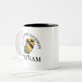 第1 Cavベトナムの獣医 ツートーンマグカップ (正面左)