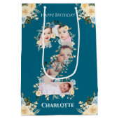 第2バースデーフォトティール（緑がかった色）コラージブルーイエローフラワー ミディアムペーパーバッグ (裏面)