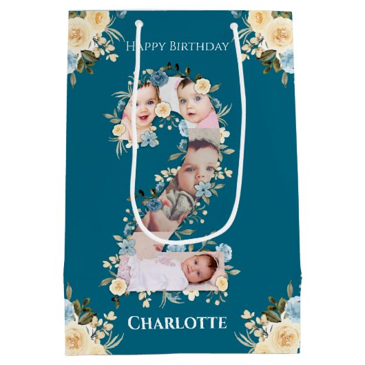 第2バースデーフォトティール（緑がかった色）コラージブルーイエローフラワー ミディアムペーパーバッグ (裏面)