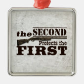 第2修正は米国憲法修正第一項を保護します メタルオーナメント (正面)