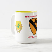 第2大隊の第12騎兵隊の第1騎兵隊は襲います ツートーンマグカップ (正面左)