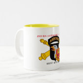 第2大隊の320TH野戦砲兵101ST ABNのマグ ツートーンマグカップ (正面左)
