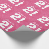 第2女の子B02Zのための誕生日の名前をカスタムするのピンクの白 ラッピングペーパー (角)