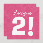 第2女の子B02Zのための誕生日の名前をカスタムするのピンクの白 招待状 (正面/裏面)