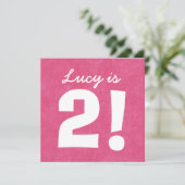 第2女の子B02Zのための誕生日の名前をカスタムするのピンクの白 招待状 (スタンド正面)