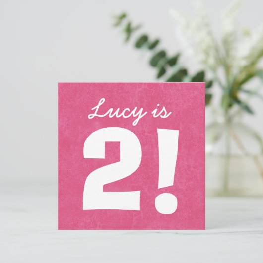 第2女の子B02Zのための誕生日の名前をカスタムするのピンクの白 招待状 (スタンド正面)