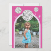 第2誕生日ピンク明るい赤紫色レトロディスコアーチ 招待状 (裏面)