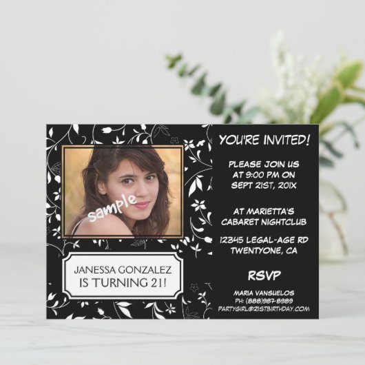 第21写真との若い女性BWの花柄のための誕生日 招待状 (スタンド正面)