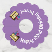 第22蝋燭チョコレートアイシングが付いているお誕生日ケーキ ワイングラスタグ (正面)