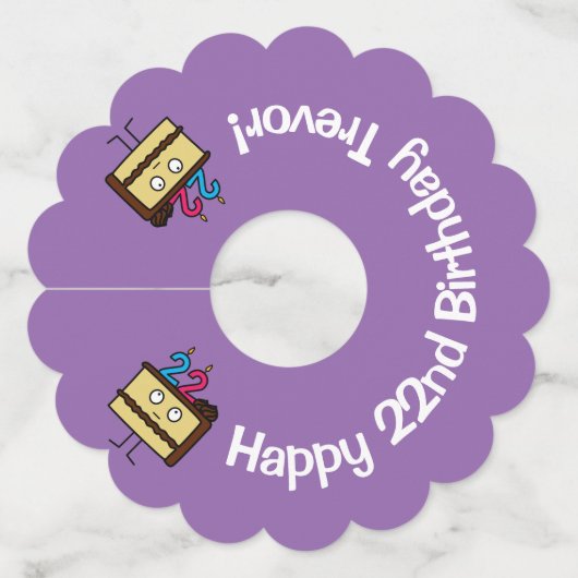 第22蝋燭チョコレートアイシングが付いているお誕生日ケーキ ワイングラスタグ (正面)