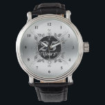 第25回シルバー結婚ズ記念日 | 25年エレガント 腕時計<br><div class="desc">25th Silver結婚's Anniversary Keepsake Watch or Watch for Retiment or Work Anniversary Milestone -25thパーソナライズされた結婚周年を記念した美しいシルバーの祝25th周年を記念した時計結婚。好きなだけパーソナライズされたに用意して。25読年の中心で古典的な3Dの文字の黒い円のフレームの中を見る。斜めに傾いた金属製の銀の背景に斜めに金属の外観の葉つる植物を付ける。黒簡単読間顔数。25エレガント周年記念ギフト愛を示すために母または妻のための感傷的な贈り物。このカスタマイズ結婚可能なシルバーの記念ファッションアクセサリーは、幸福な花嫁の25年のための美しい記念結婚した品や記念祝品を作るだ結婚したろう。この銀周年記念デザインは、Zazzleオンラインストアの多くの周年記念品で利用可能である。また、母やパパの記念品や贈り物のアイディアなど結婚も沢山ある。</div>