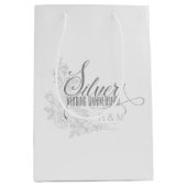 第25回シルバー記念イニシャルとホワイトローズ ミディアムペーパーバッグ (正面)