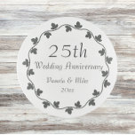 第25回シルバ結婚ー記念日アイビーリース トリンケットトレー<br><div class="desc">25th Silver's 結婚 Anniversaryラウンドの融合ガラス製のトリンケットトレイは、カップルの名前と記念日の日に結婚したと、暗色のシルバーカラーのアイビーリースのデザインを備え結婚ている。ガラスのトレイを編集し、名前結婚と記念日を自分で置き換える。お祝素晴らしいカップルに贈り物を作り、コイン、ジュエリー、鍵などを保持するために使用することができる。</div>