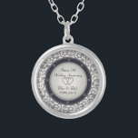 第25銀製の結婚記念日 シルバープレートネックレス<br><div class="desc">第25結婚記念日パターン-それをカスタマイズ。 アメリアCarrie著アートワーク</div>