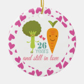 第26記念日のかわいいカップルのオーナメント セラミックオーナメント (正面)