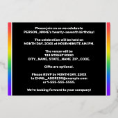 第27回誕生日パーティー:おもしろいカラフル、レインボーパターン 箔招待状 (裏面)