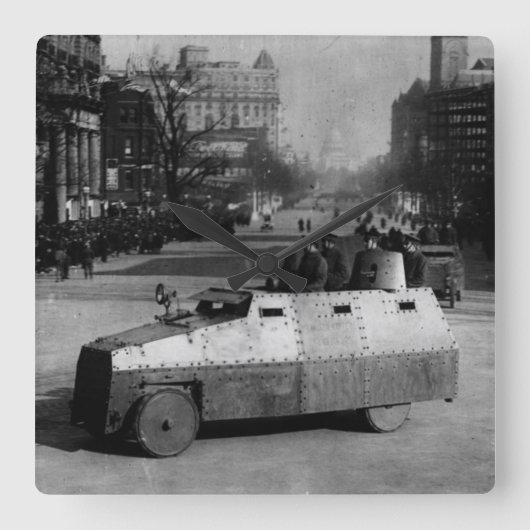 第27 1917年3月:  装甲車両の艦隊 スクエア壁時計 (正面)