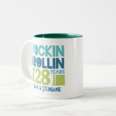 第28記念日のパーソナライズなマグのギフト ツートーンマグカップ (正面左)