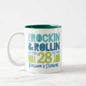 第28記念日のパーソナライズなマグのギフト ツートーンマグカップ (左)