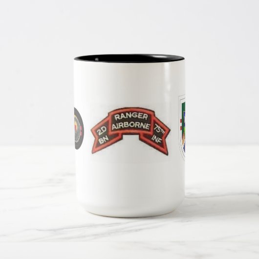 第2 BN.のレーンジャー第75の歩兵は襲います ツートーンマグカップ (中央)